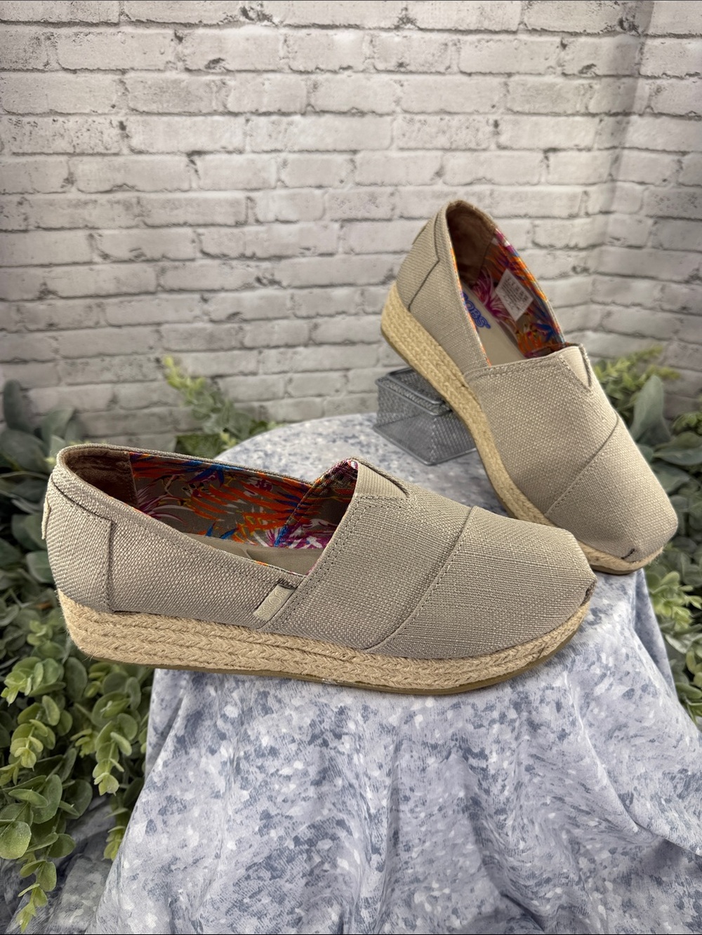 BOBS / SKECHERS “High Jinx” Taupe Slip-on Espadrille Wedges WMS 9M 💛 EUC